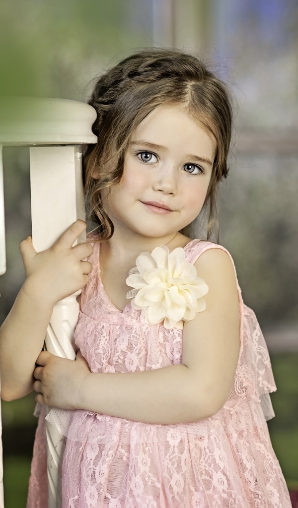 Милая маленькая девочка в розовом платье