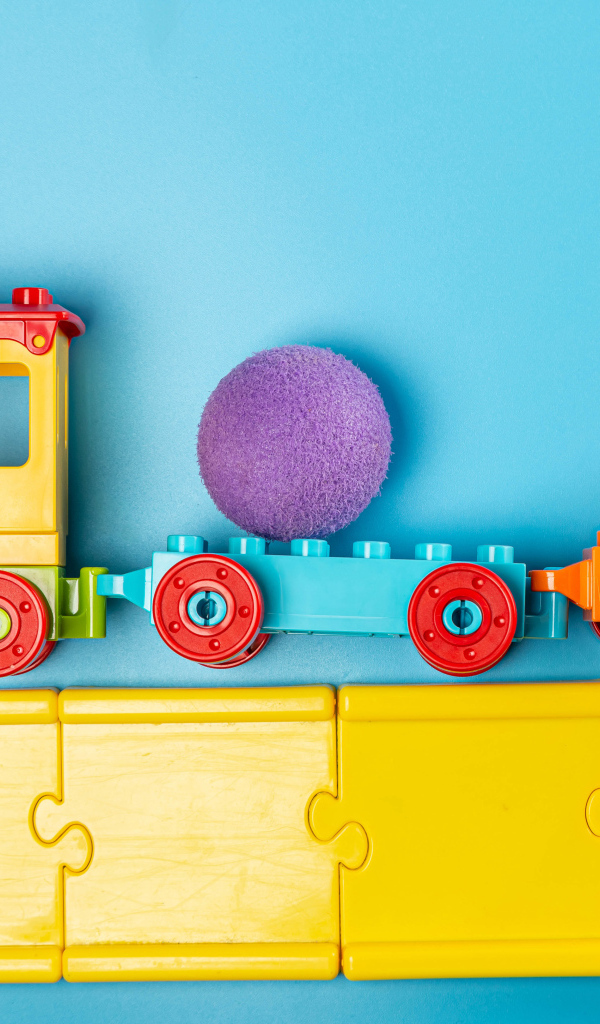 Игрушечный поезд на голубом фоне