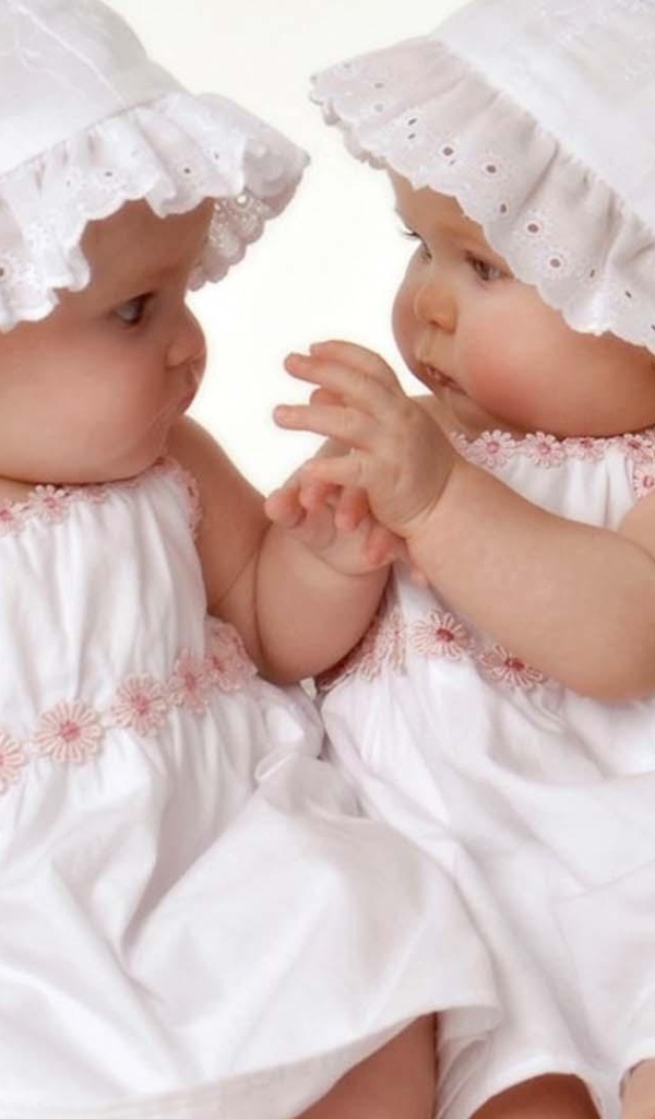 Две маленькие девочки в белых нарядах