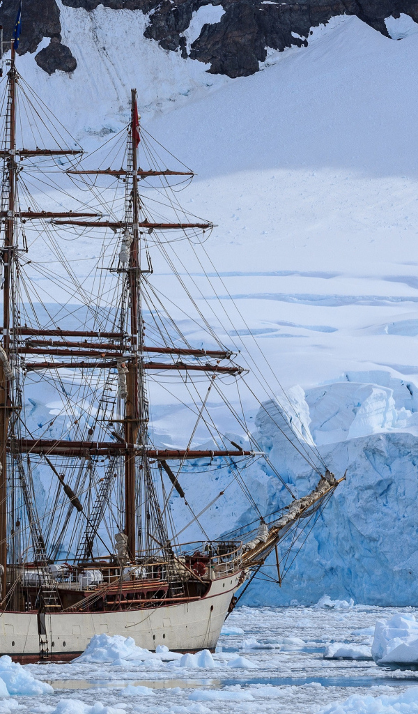 Большое парусное судно в заледеневшем озере