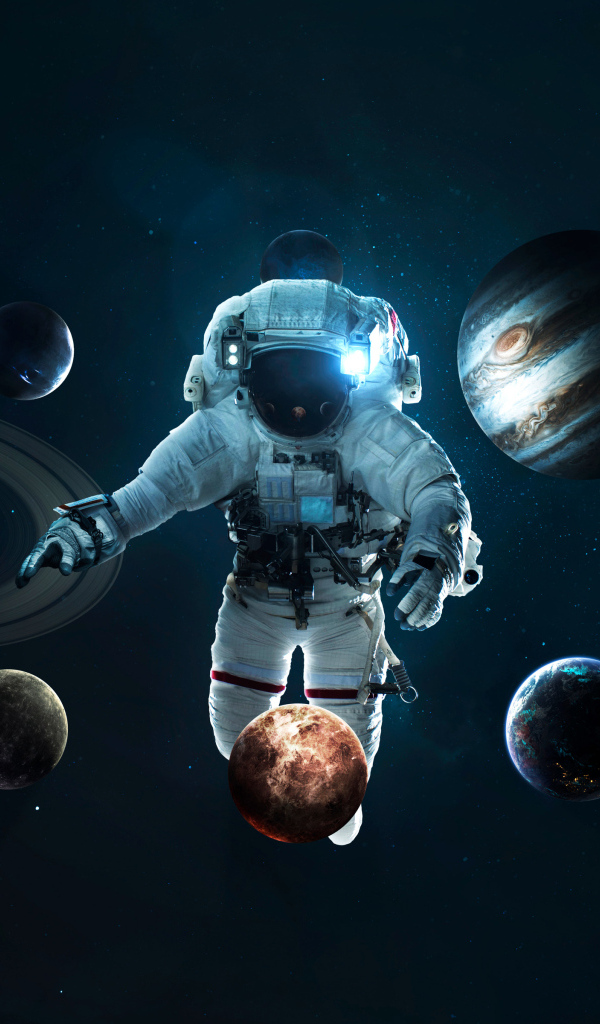 Планеты летают вокруг космонавта в скафандре