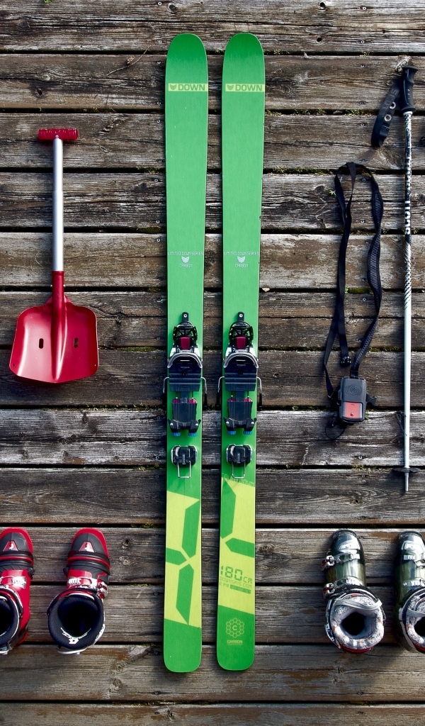 Лыжное снаряжение на деревянном фоне