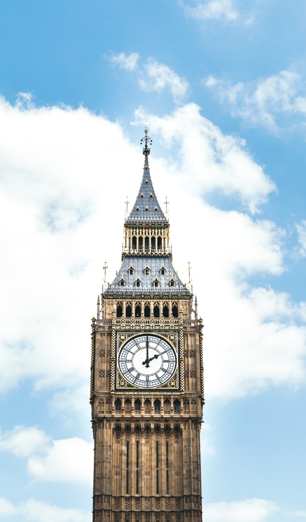 Вид на Биг Бен под голубым небом, Лондон