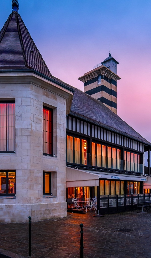 Красивое здание в городе, Франция