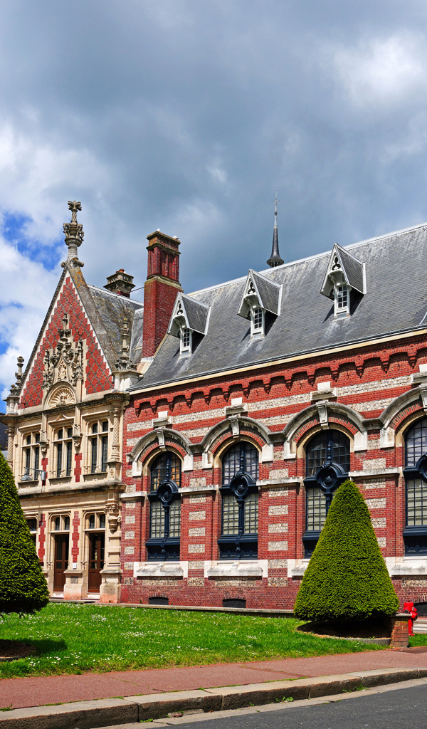 Газон у старинного здания, Франция