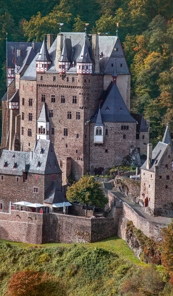 Высокий старинный замок Эльц, Германия