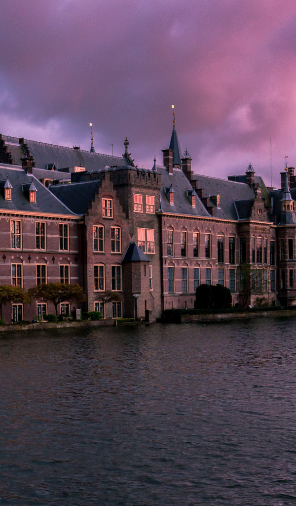 Красивое старое здание у воды, Нидерланды