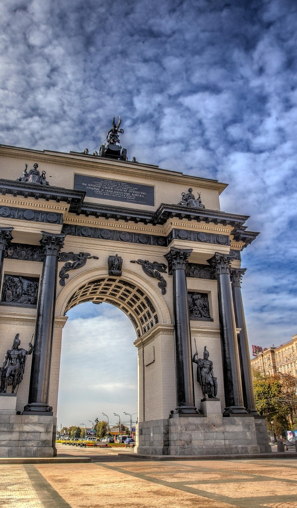 Триумфальная арка под красивым небом, Москва. Россия