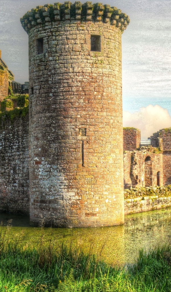 Старинный замок у пруда, Шотландия