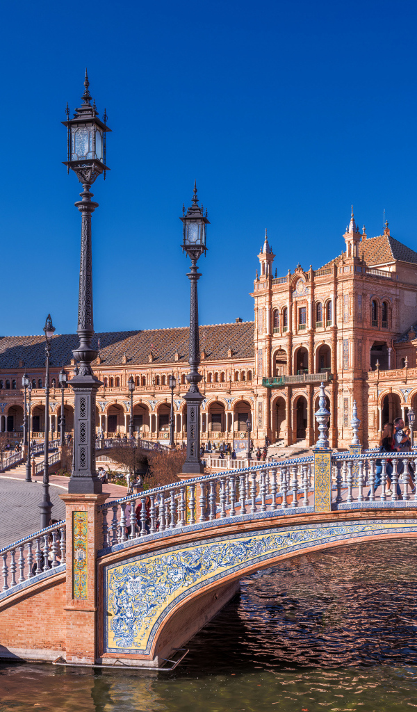 Старинные башни и мост через реку, Испания