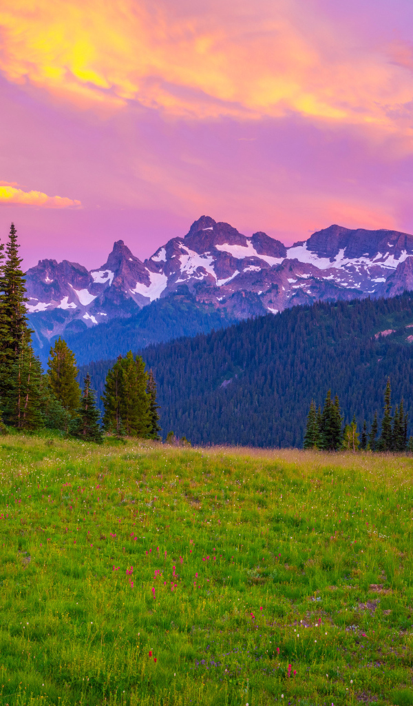 Красный закат в горах, США