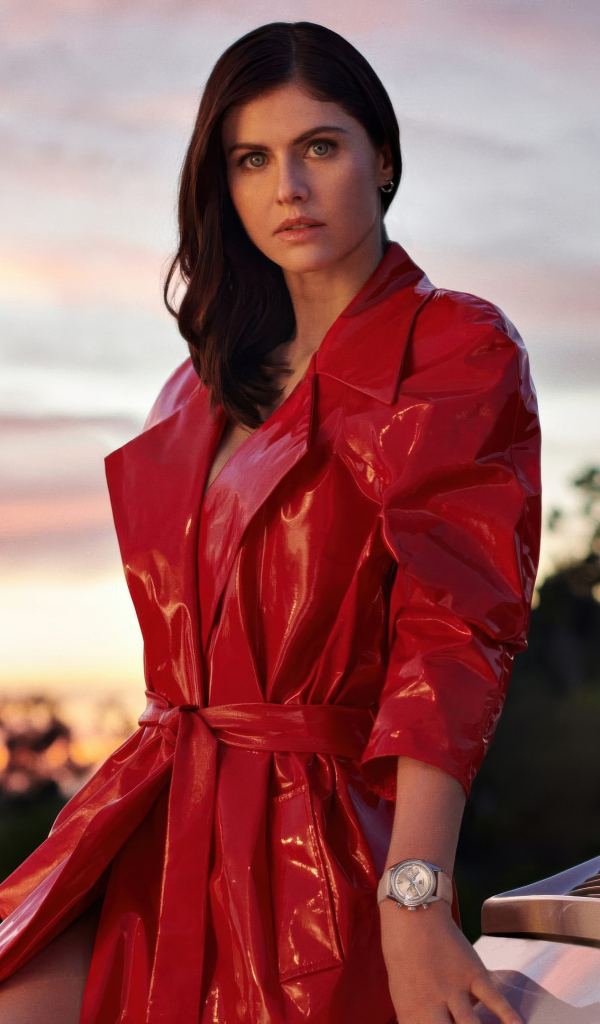 Актриса Александра Даддарио в красном плаще у автомобиля