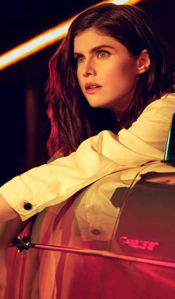 Актриса Александра Даддарио сидит в автомобиле