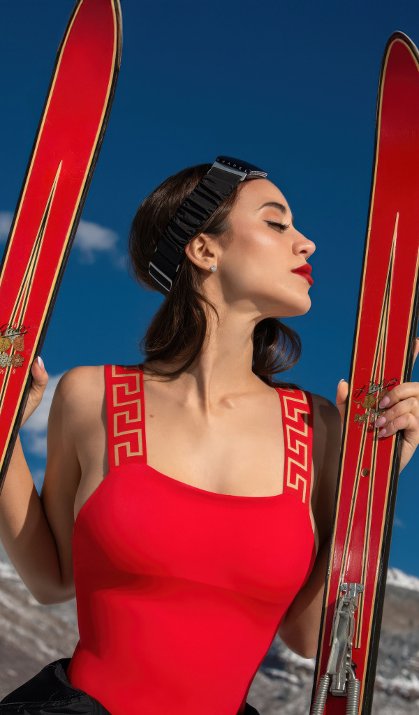 Актриса Кэйли Кауэн с лыжами в горах