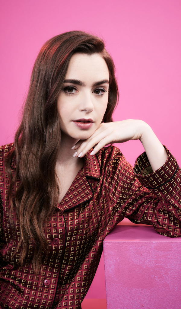 Актриса Лили Коллинз в пижаме в розовой комнате