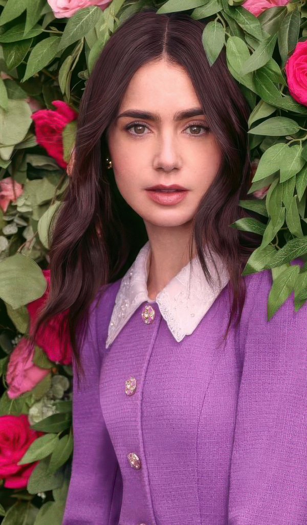 Актриса Лили Коллинз стоит у цветов