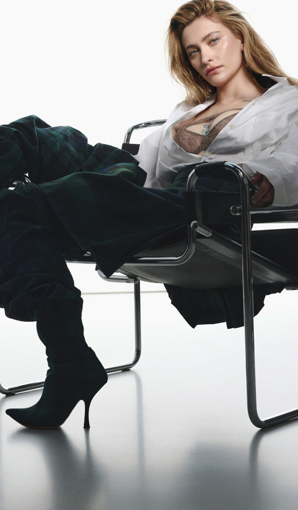 Актриса Пэрис Джексон сидит в черном кресле