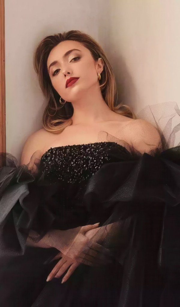 Актриса Пейтон Рой Лист в черном платье стоит у стены