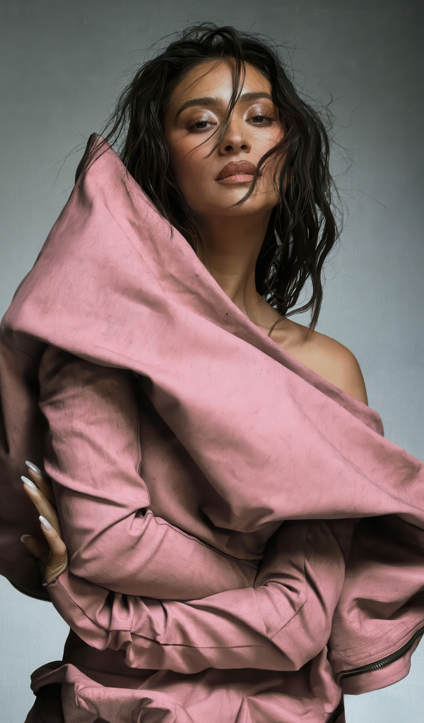 Актриса Шэй Митчелл на сером фоне