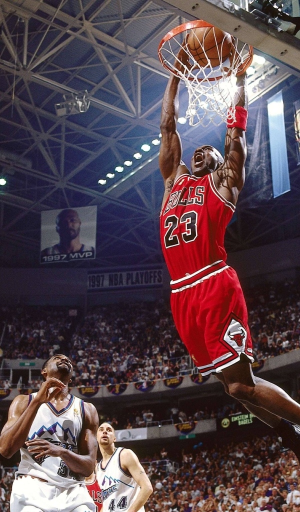 Баскетболист Майкл Джордан забрасывает мяч в кольцо