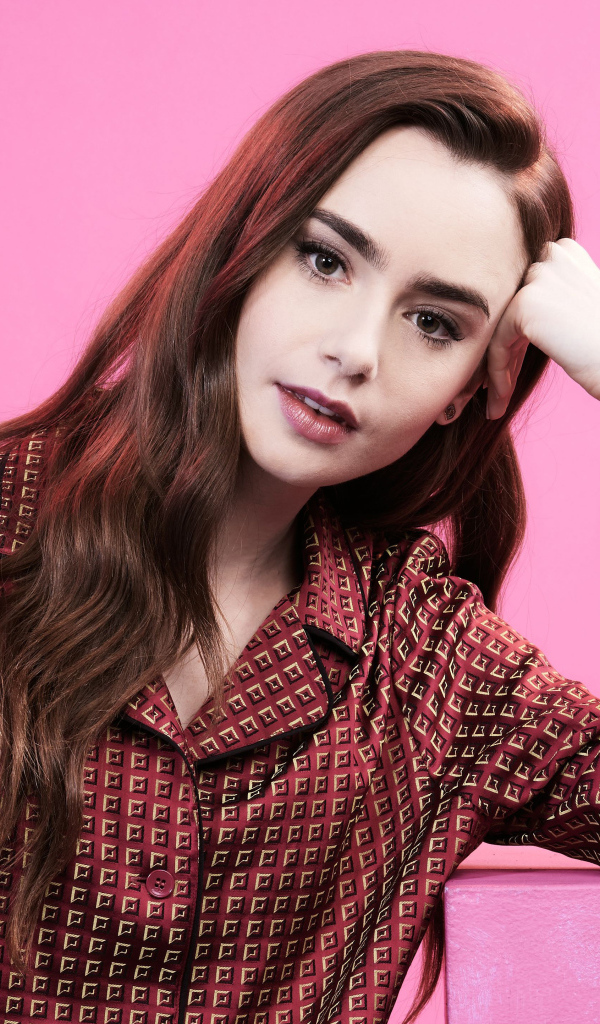 Красивая актриса Лили Коллинз в розовой комнате