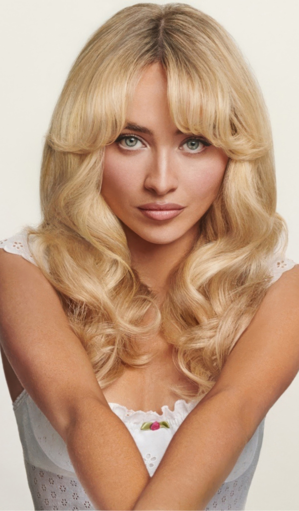 Милая блондинка актриса Сабрина Карпентер на белом фоне