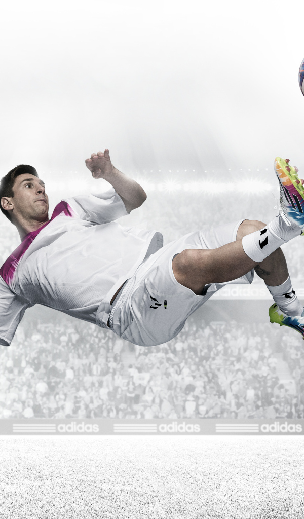 Футболист Месси отбивает мяч