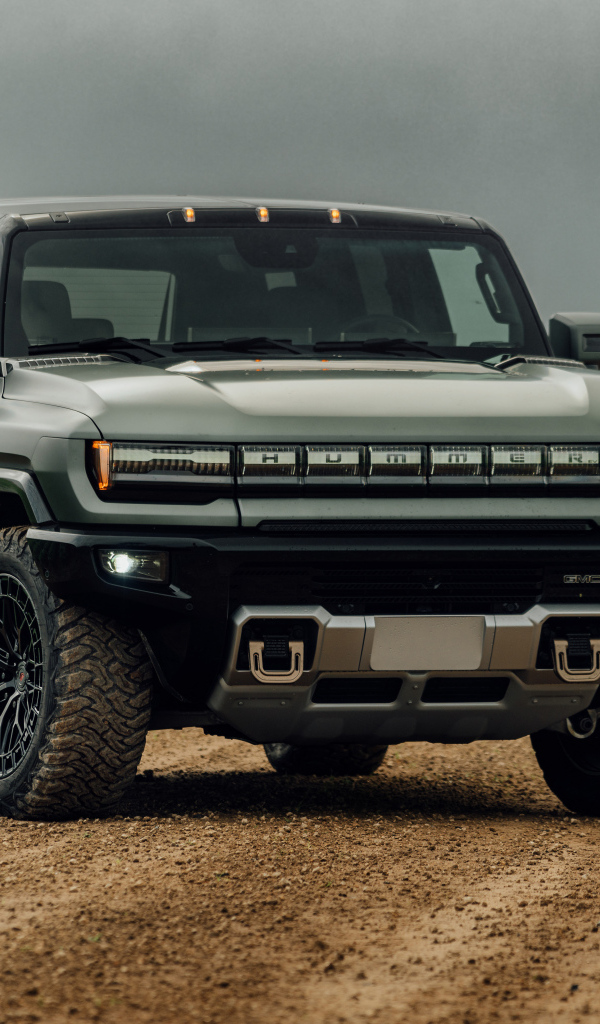 Большой Hummer Electric Pickup на поле