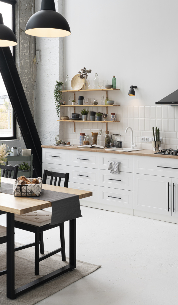 Большая светлая кухня с большим столом