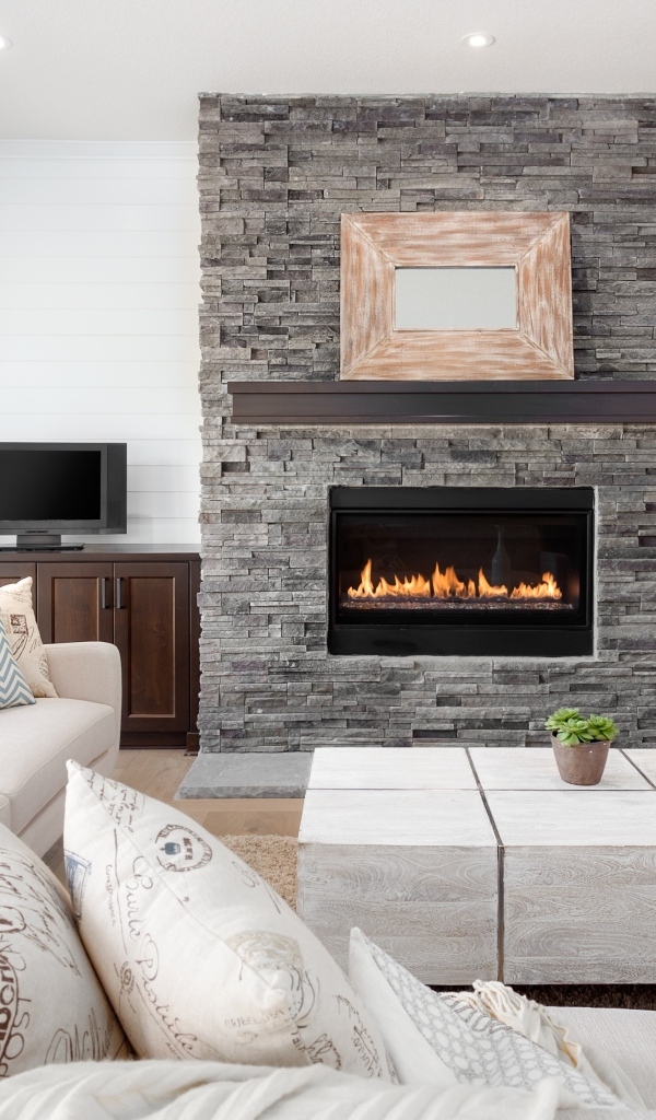 Большая гостиная с камином в современном стиле