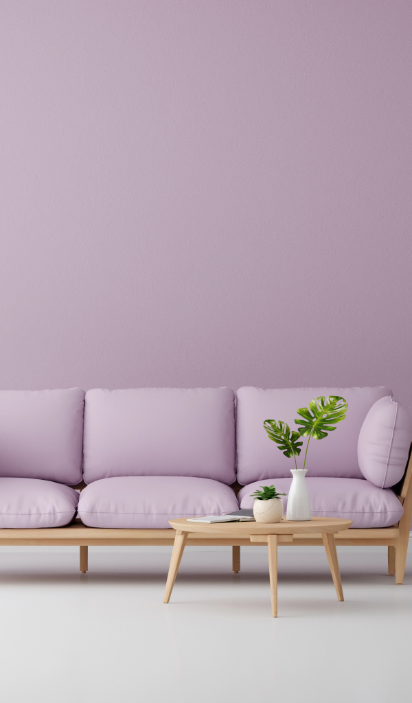 Большой фиолетовый диван в гостинной у стены