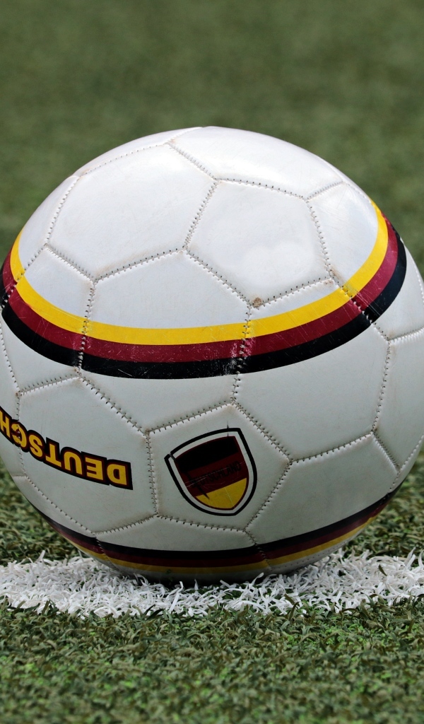 Кожаный футбольный мяч на футбольном поле