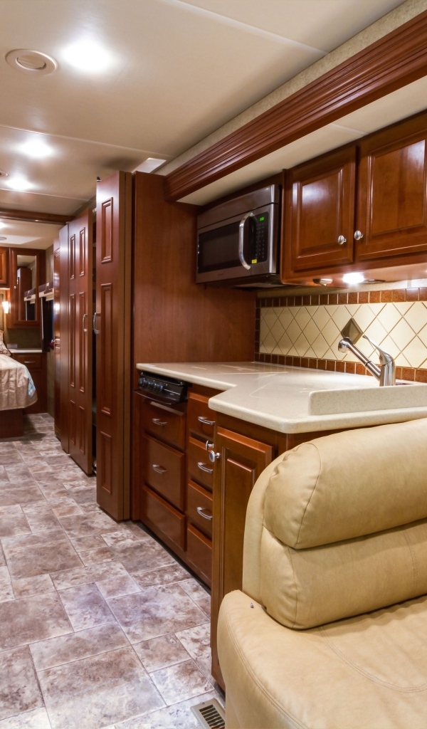 Дом на колесах с красивой деревянной мебелью