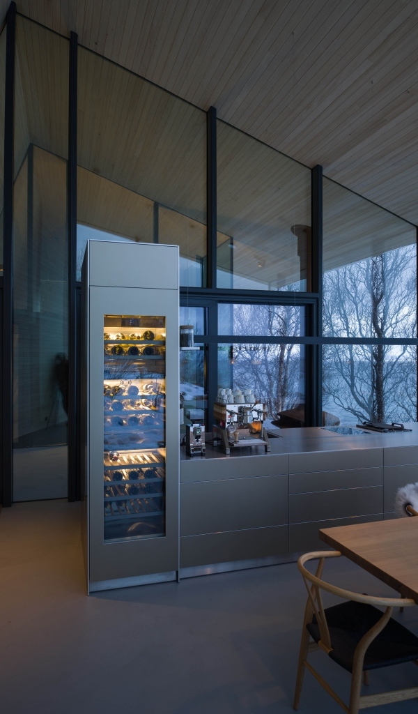 Современная кухня с красивым видом на море