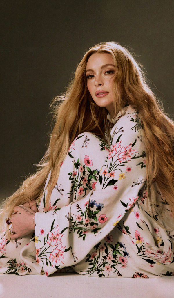 Популярная актриса Линдси Лохан в платье сидит на полу