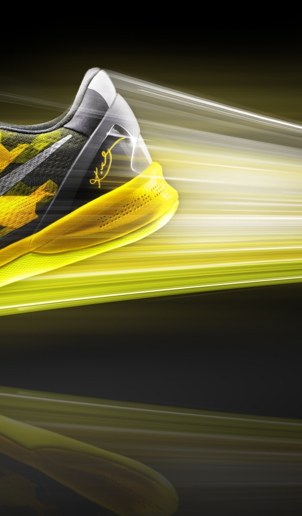 Кроссовок на скорости на черном фоне