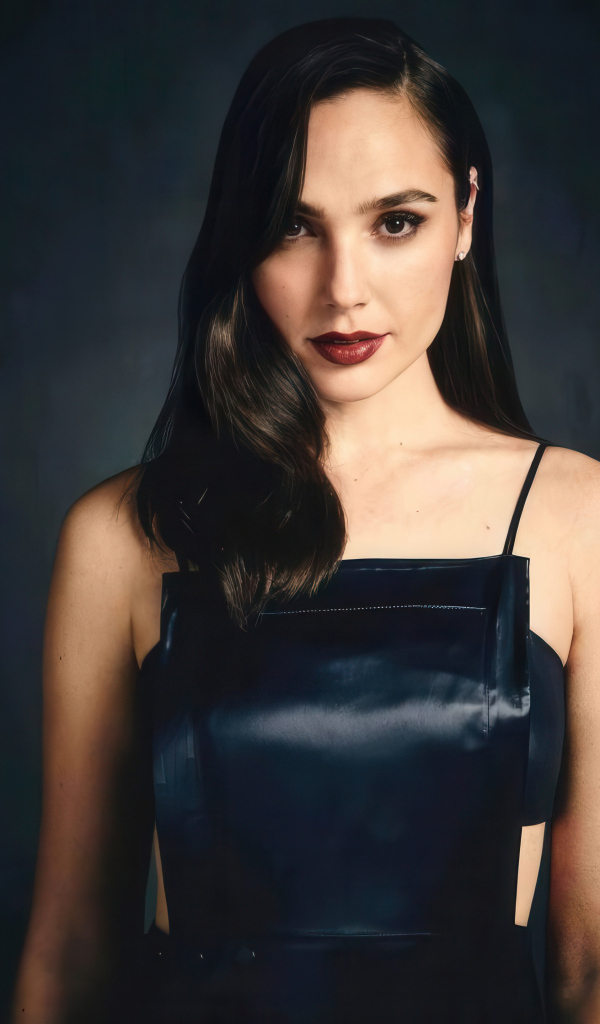 Эффектная брюнетка израильская актриса Галь Гадот