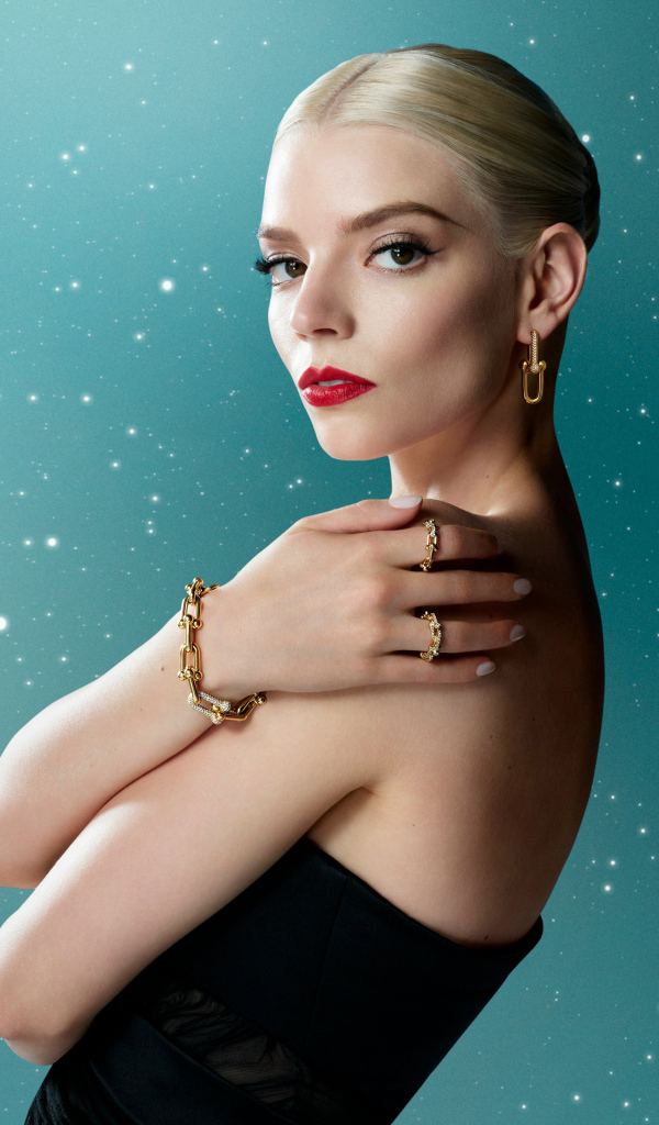 Эффектная блондинка актриса Аня Тейлор-Джой на голубом фоне