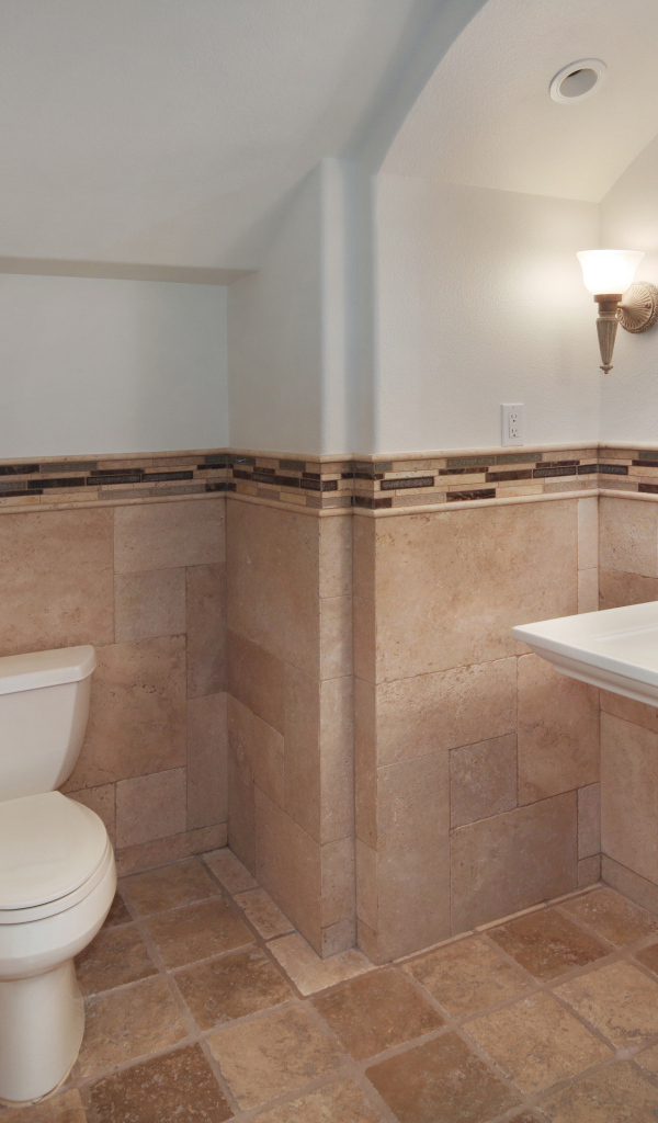 Туалет с зеркалом и раковиной