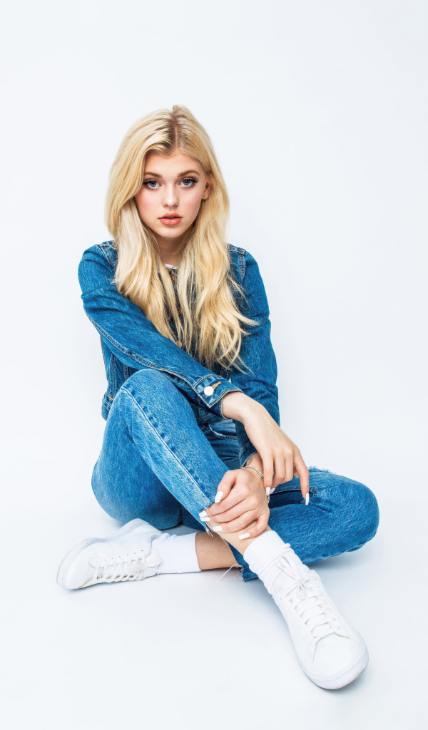 Молодая блондинка в джинсовом костюме Лорен Грей