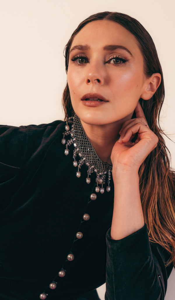 Молодая популярная актриса Элизабет Олсен в красивом наряде