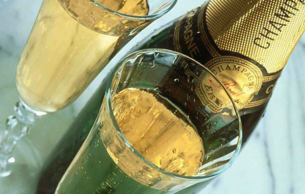 Шампанское в бокалах