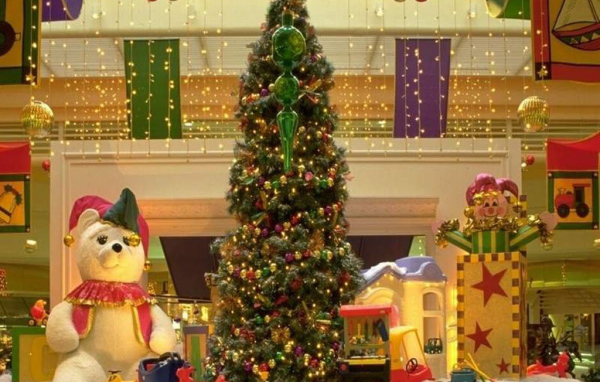 Игрушки под ёлкой