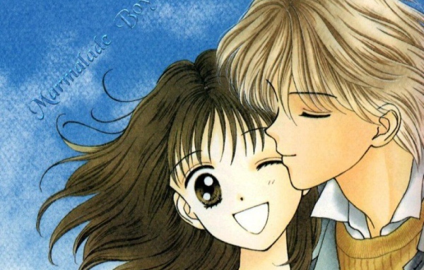 Парень целует девушку