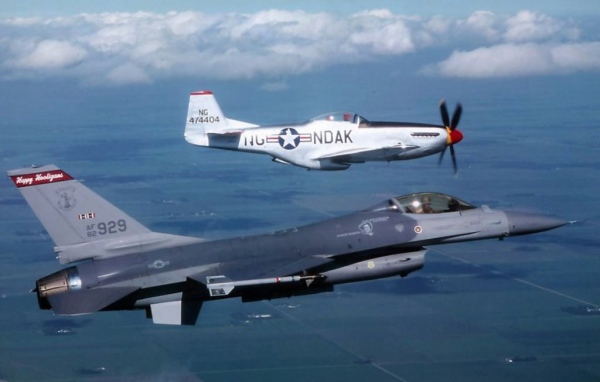 Моторный и реактивный самолёты