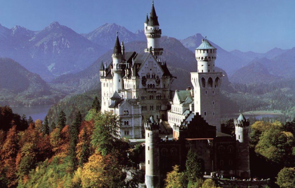 Красивый замок в горах