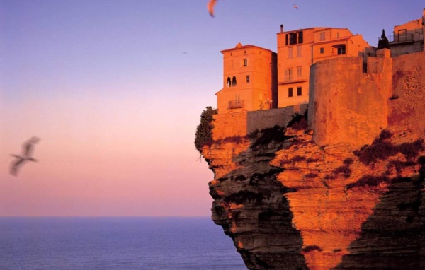 Здание на скале