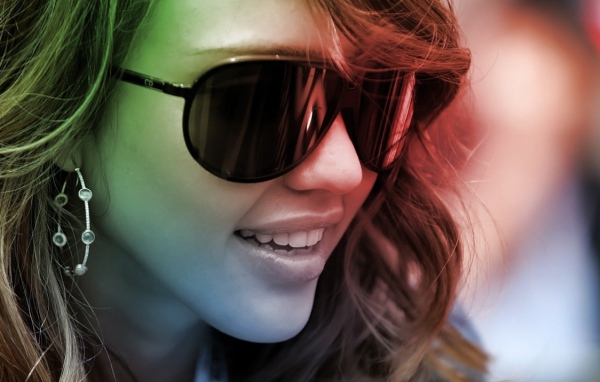 Девушка в солнечных очках