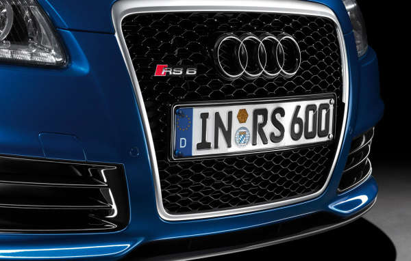 Автомобиль Audi A4 вид спереди