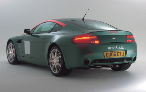 Зеленый Астон Мартин